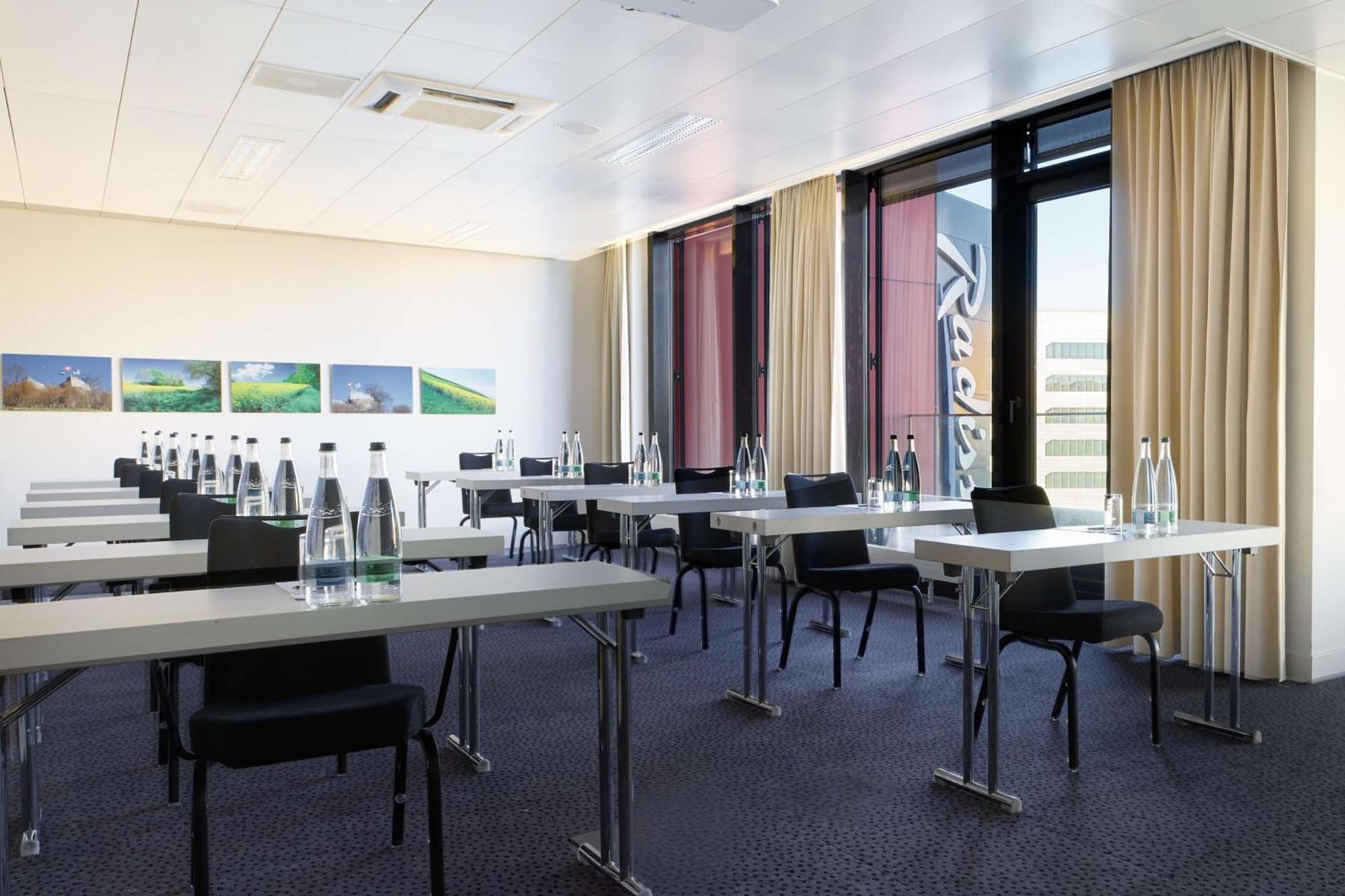 Hotel Radisson Blu Zurich Airport 4*
