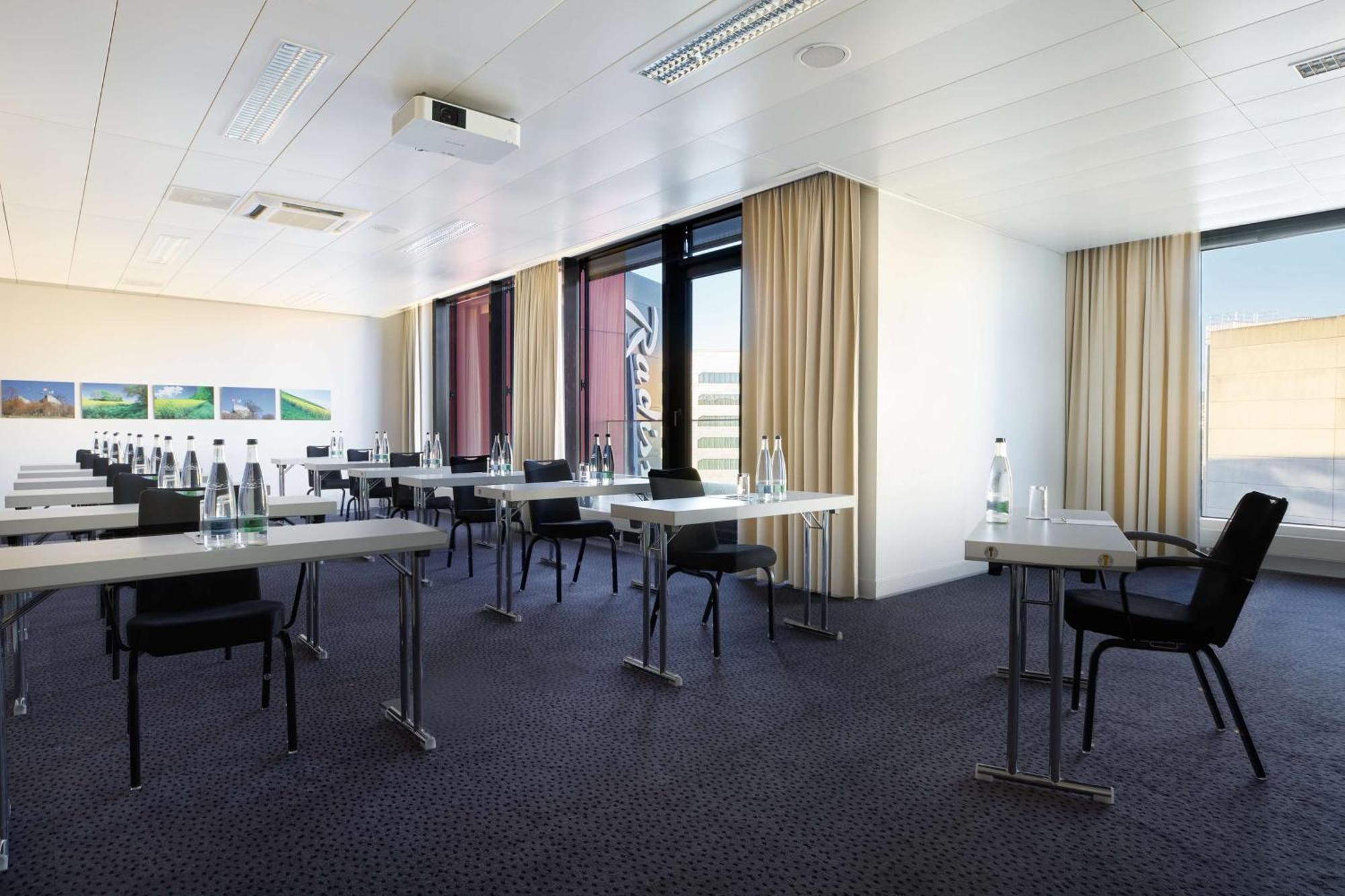 Hotel Radisson Blu Zurich Airport 4*
