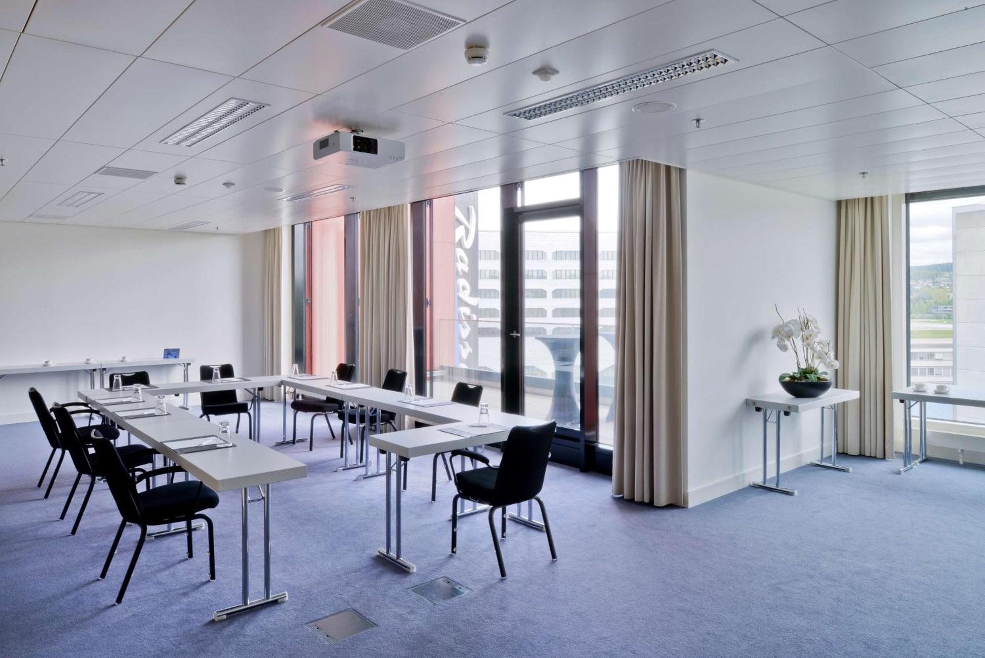 Radisson Blu Zurich Airport 4*