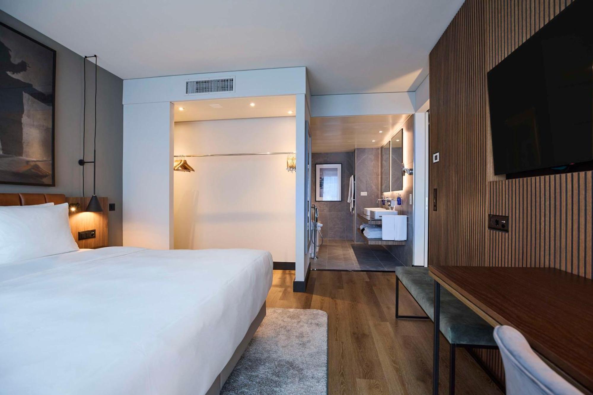 Radisson Blu Zurich Airport 4*